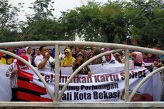 Puluhan Perempuan Demo DPRD Kota Bekasi, Minta Program Kartu Sehat Dilanjutkan