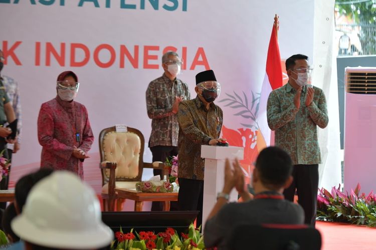 Wakil Presiden Ma;ruf Amin didampingi Menteri Sosial Tri RIsmaharini dan Gubernur Jawa Barat Ridwan Kamil saat meresmikan Sentra Kreasi Atensi di Bekasi, Jawa Barat, Kamis (18/2/2021).
