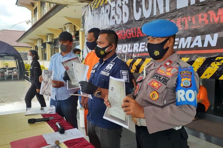 TH (39) pelaku penipuan dengan modus memesan kayu Sonokeling saat dihadirkan dalam jumpa pers di Polres Sleman. Aksi penipuan ini dilakukan TH dari dalam rumah tahanan.