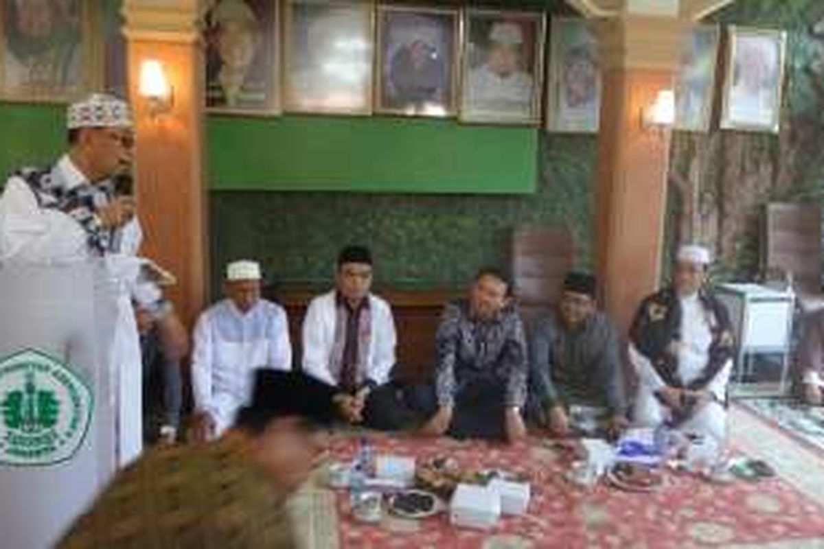 Gubernur DKI Jakarta Basuki Tjahaja Purnama memenuhi undangan halalbihalal bersama Ketua MUI Kota Jakarta Timur Ahmad Sodri di Jalan Penggilingan, Jakarta Timur, Sabtu (23/7/2016). 