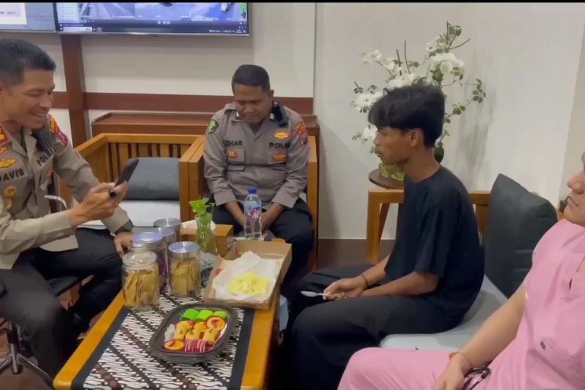 Muhammad Sulaiman (baju hitam) saat di ruangan Kapolres Pasuruan Kota AKBP Davis Busin Siswara untuk berdialog langsung dengan pengasuh ponpes Metal KH Nurkholis, Selasa (22/04/2025).