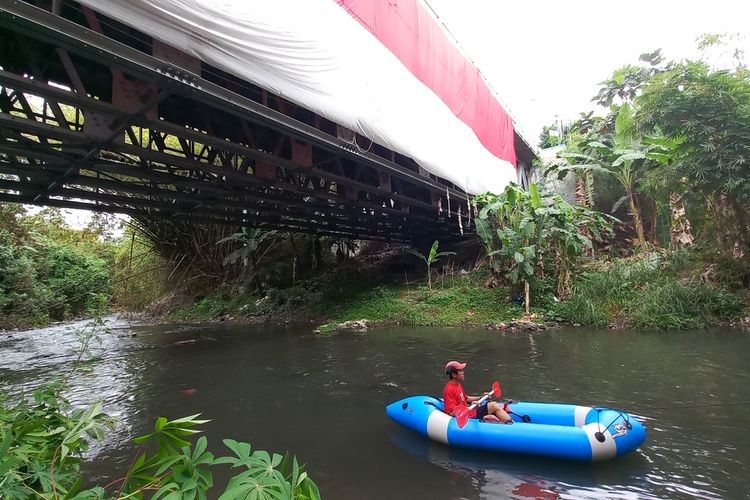 Proses pembentangan bendera raksasa dan penghanyutan bibit pohin keben di Kota Yogyakarta, Kamis (17/8/2023)