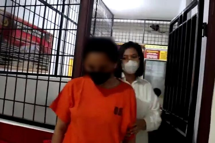 Seorang ibu rumah tangga asal Toraja Utara berinisial AS (27) di ringkus Kepolisian Resor (Polres) Tana Toraja, Sulawesi Selatan, karena telah melakukan tindak pidana mengedarkan uang palsu, Kamis (28/7/2022)