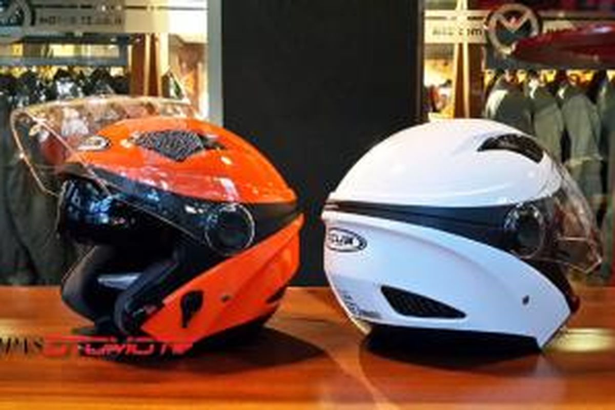 Helm Zeus dengan model futuristik, mirip GIVI seri tertentu.