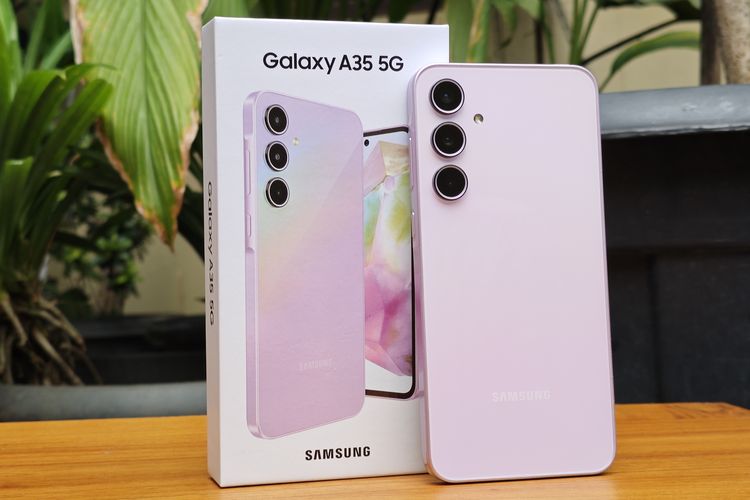 Samsung Galaxy A35 5G varian warn Awesome Lilac dan kotak kemasannya.