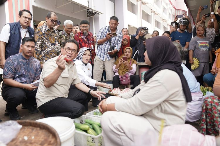 Mendag Budi Santoso saat memantau harga bapok Pasar Gedhe langsung dengan pedagang. 