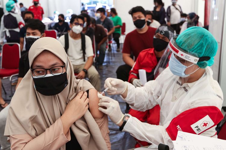 Warga mengikuti vaksinasi covid-19 yang diselenggarakan Palang Merah Indonesia di Gudang Darurat Covid-19 PMI, Jalan Gatot Subroto, Jakarta, Senin (12/7/2021). Vaksinasi program ini menargetkan sebanyak 10.000 orang yang akan dicapai dalam 10 hari pelayanan.