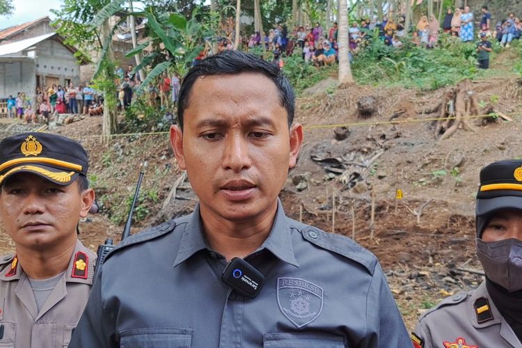 Kasat Reskrim Polresta Banyumas Kompol Agus Supriadi di lokasi penemuan kerangka bayi di Kelurahan Tanjung, Kecamatan Purwokerto Selatan, Kabupaten Banyumas, Jawa Tengah, Senin (26/6/2023).