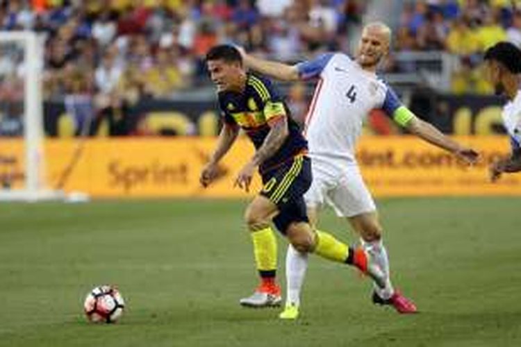 Gelandang Kolombia, James Rodriguez, menghindari hadangan pemain Amerika Serikat, Michael Bradley, pada partai pembuka Copa America Centenario di Levi's Stadium, Jumat (3/5/2016).