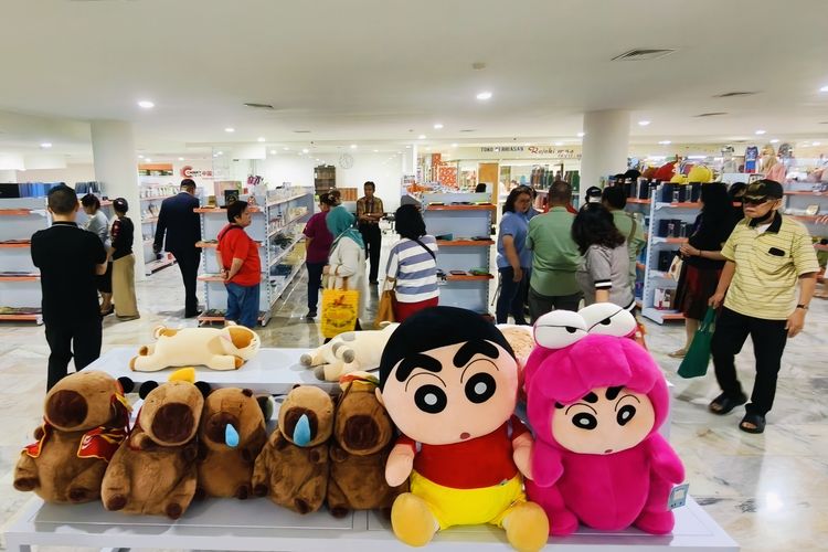 Sejumlah boneka tertata rapi di pusat grosir bertajuk China Market Indonesia Pavilion yang resmi dibuka di Pasar Atom Tahap V Lantai 1 Surabaya, Jawa Timur, Kamis (13/11/2025) siang.