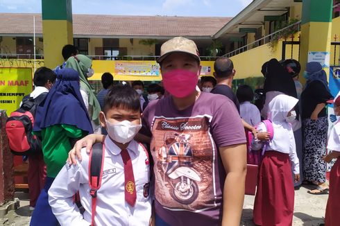 Cerita Suryani Ikut Semangat Anaknya Kembali ke Sekolah: Kalau Pulang, Seragam sampai Kaus Kaki Langsung Cuci