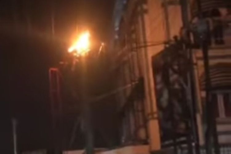Tangkapan layar video unggahan di akun Instagram @medantau.id memperlihatkan peristiwa terbakarnya seorang pria yang hendak mengecat besi baliho di Simpang Jemadi, Jalan Gunung Krakatau, Kelurahan Pulo Brayan Darat II, kecamatan Medan Timur pada Selasa (18/10/2022) malam.
