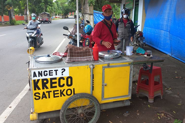 Salah satu penjual kreco di kawasan gudang Bulog Paron, Kabupaten Kediri, Jawa Timur.