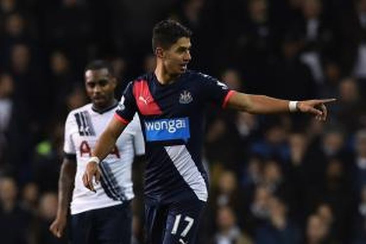 Striker Newcastle United, Ayoze Perez, merayakan golnya ke gawang Tottenham Hotspur saat kedua tim bertemu, 13 Desember 2015.