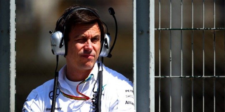 Direktur Eksekutif Mercedes, Toto Wolff, mendampingi timnya dalam latihan bebas GP Spanyol yang berlangsung di Sirkuit Catalunya pada 9 Mei 2014.
