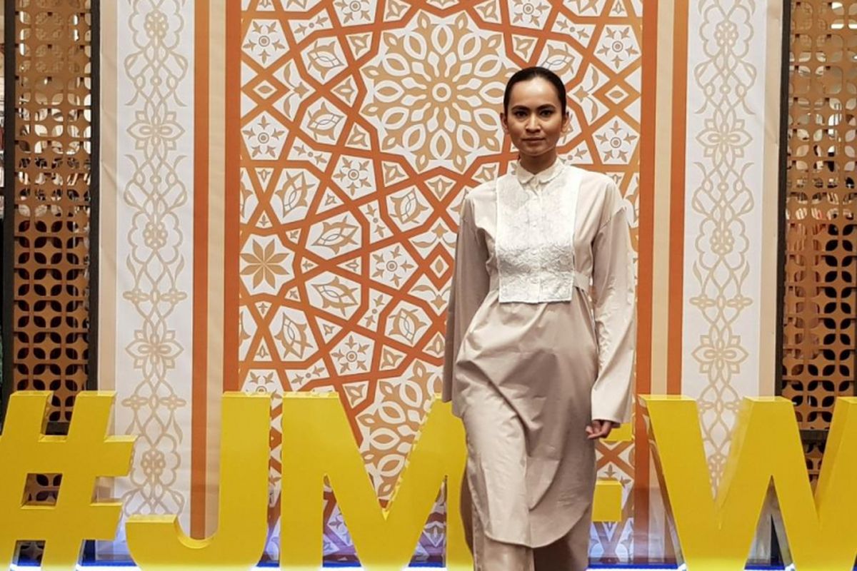 Koleksi Farbe by Huw Roman saat trunk show Road to Jakarta Modest Fashion Week 2018 di Metro, Gandaria City, Kamis (7/6/2018).