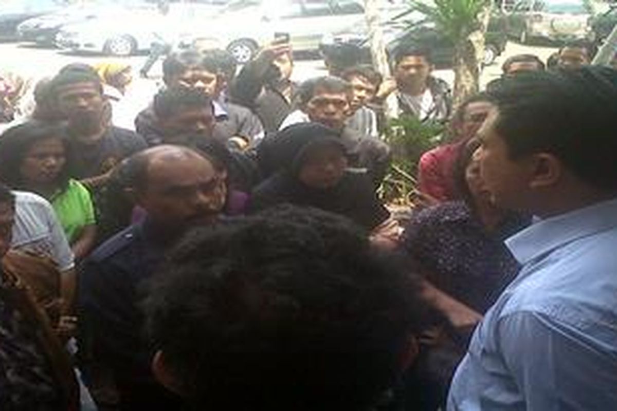 Kasat Reskrim Polres Metro Jakarta Selatan AKBP Hermawan berdialog dengan orangtua 78 siswa SMK Bakti Cawang yang terlibat rencana penyerangan ke sekolah lain di Mapolres Metro Jakarta Selatan, Rabu (17/10/2012) pagi.