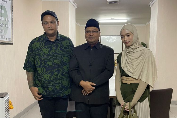 Penyanyi Virgoun, hakim mediator Pengadilan Negeri Jakarta Pusat Faisal S.H, M.H, dan Inara Rusli usai sidang mediasi kasus dugaan pengalihan hak royalti, Jumat (22/3/2024).