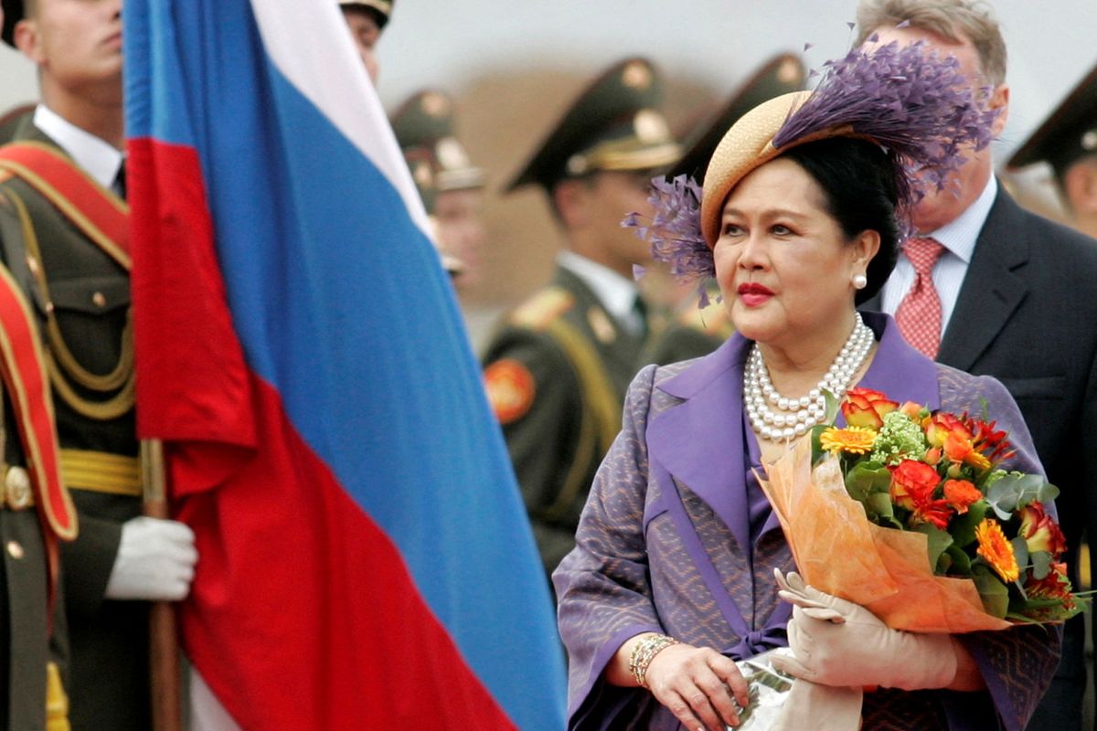 Ratu Thailand Sirikit disambut pasukan kehormatan saat tiba di bandara Vnukovo di luar Moswka, Rusia, 2 Juli 2007. Sirikit wafat pada Jumat (24/10/2025) di Bangkok dalam usia 93 tahun.