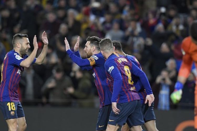 Lionel Messi dan sejumlah pemain lain merayakan gol Philippe Coutinho pada pertandingan Barcelona vs Sevilla dalam lanjutan Copa del Rey di Stadion Camp Nou, 30 Januari 2019. 
