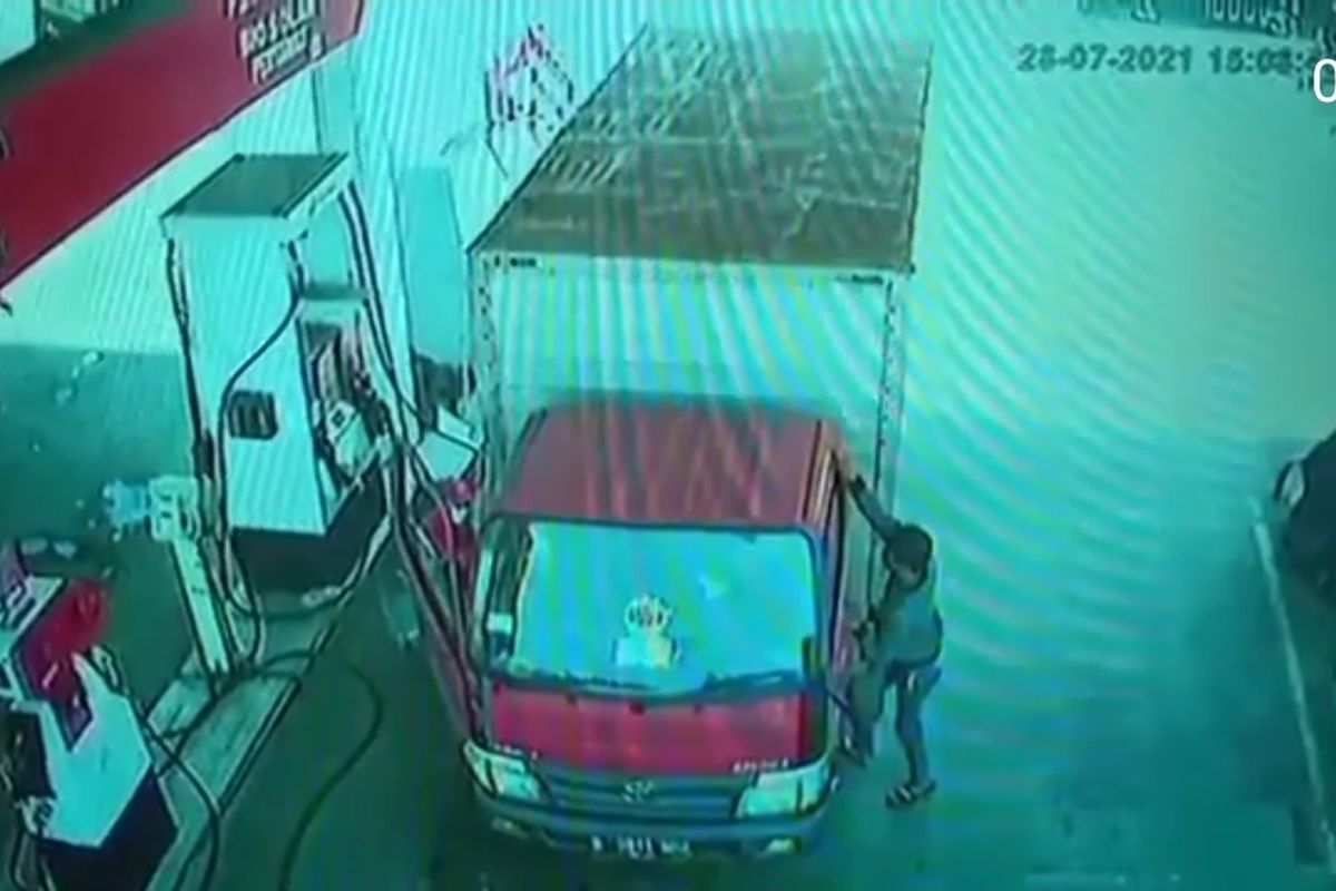 Tangkapan layar akun instagram @jakarta.terkini dua orang pencuri menggasak lebih dari Rp 20 juta dari sebuah truk, pada Rabu (28/7/2021). Saat kejadian truk sedang isi bahan bakar di sebuah SPBU di Jalan Lingkar Luat Barat, Duri Kosambi, Cengkareng, Jakarta Barat