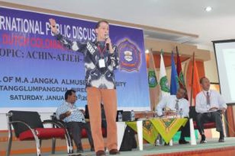 Lieutenan Colonel R.J Nix,mengungkapkan kekagumannya pada masayarakat Aceh yang memperjuangkan kemerdekaannya dahulu, pada diskusi publik yang digelar di Almuslim, Bireuen, Sabtu (11/1). (DESI)