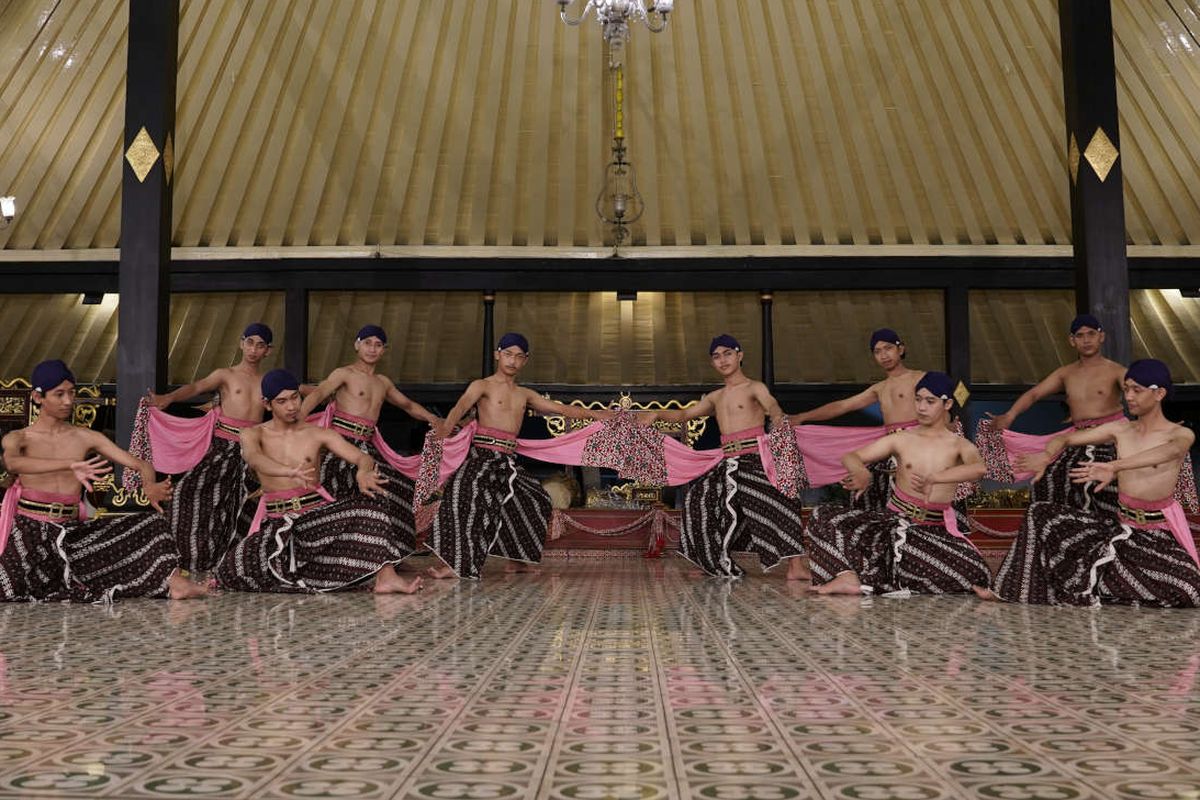 Penari Beksan Dasakusuma berfoto di Bangsal Srimanganti. Beksan Dasakusuma merupakan Yasan Dalem (karya) Sri Sultan Hamengku Bawono Ka 10. Tari ini menggambarkan pertempuran antara Prabu Dasakusuma dan Panji Laleyan