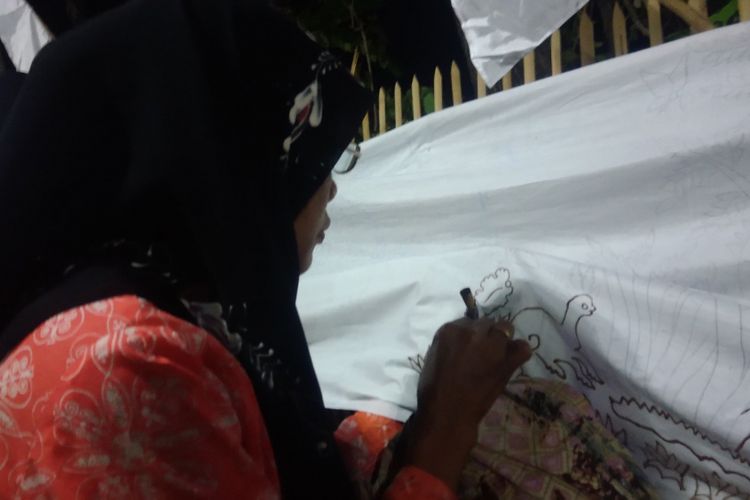 Seorang warga Dusun Kepek 1, Kepek, Wonosari, Gunungkidul, DI Yogyakarta, sedang membatik saat Kominfo Luncurkan Kampung Batik Manding Siberkreasi, Selasa (2/10/2018).