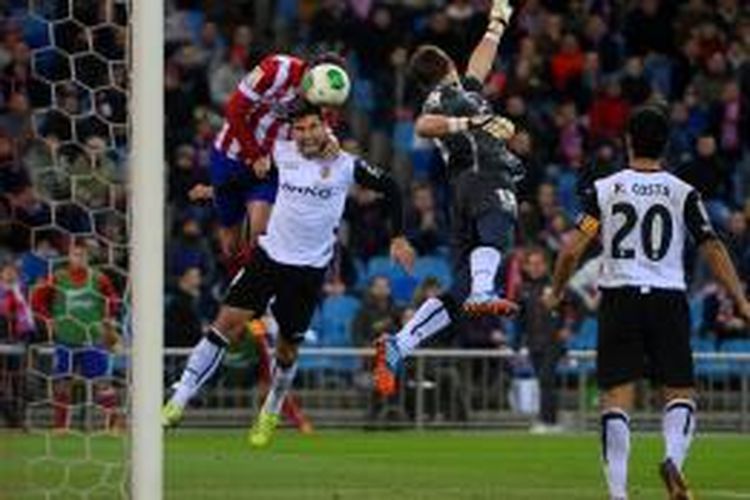 Bek Atletico Madrid, Diego Godin, saat menyundul bola yang berujung gol pertama timnya ke gawang Valencia pada leg kedua 16 besar Copa del Rey di Stadion Vicente Calderon, Selasa (14/1/2014). Valencia melaju ke perempat final setelah menang 2-0 (agregat 3-1) pada pertandingan tersebut. 