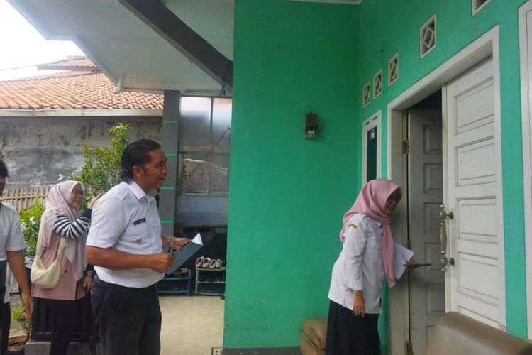 Penjabat Gubernur Banten Al Muktabar saat melakukan verifikasi pendaftar PPDB Jalur Zonasi di SMAN 1 Kota Serang. Rabu (12/7/2023).