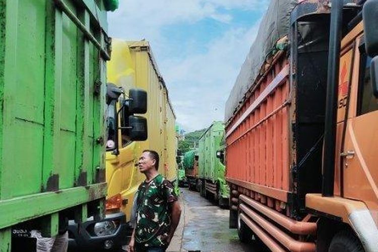 Komplotan bajing loncat beraksi di Pelabuhan Ciwandan, Cilegon, Banten pada Minggu (16/4/2023) pagi WIB. Mereka menyasar dua truk ekspedisi pengangkut sembako dan minuman ringan.