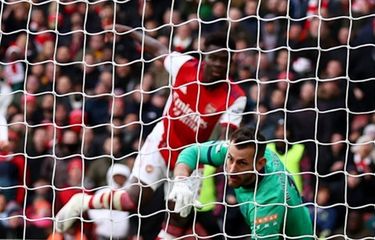 Penyerang Arsenal Bukayo Saka saat mencetak gol ke gawang Newcastle United pada laga lanjutan Liga Inggris di Stadion Emirates, London, Sabtu (27/11/2021) malam WIB.