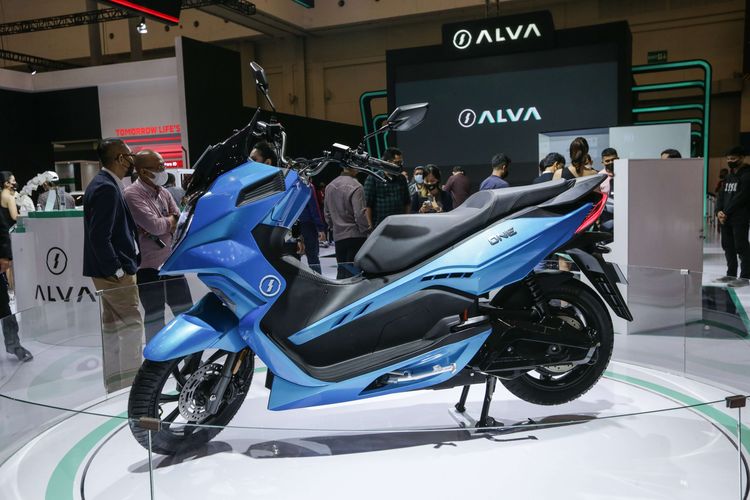 Motor listrik Alva One dipamerkan di ajang Gaikindo Indonesia International Auto Show (GIIAS) 2022 di ICE BSD, Tangerang, Jumat (12/8/2022). Motor ini jadi salah satu produk lokal yang bakal meramaikan pasar motor tahun ini.