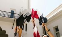 Pengertian Yudisium, Syarat, dan Perbedaannya dengan Wisuda