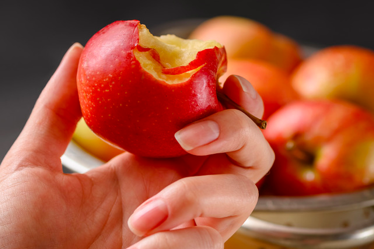 Ilustrasi makan buah apel. Buah apel adalah sumber pektin dan polifenol, yang bisa membantu mengontrol kadar kolesterol. Anda perlu makan 2-3 buah ukuran sedang sehari.