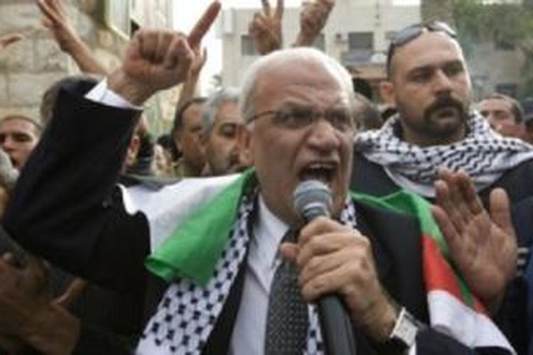 Juru runding utama Palestina Saeb Erekat (depan) dilaporkan mundur karena perundingan dengan Israel tidak bergerak sama sekali 