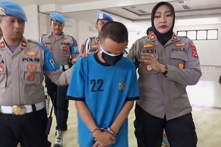Polisi meringkus pelaku mutilasi mayat dalam koper merah yang dibuang di pinggir jalan. Pelaku adalah seorang driver ojek online berinisial DA (33). Ia dibawa ke Mapolres Bogor, Cibinong, Kabupaten Bogor, Jawa Barat, Sabtu (18/3/2023).