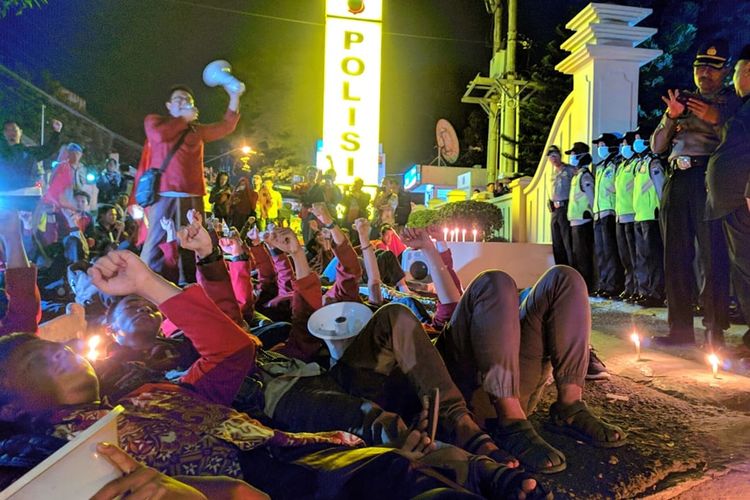 Jaringan Kader dan Alumni IMM Banyumas Raya menggelar aksi unjuk rasa atas tewasnya mahasiswa UHO di Mapolres Banyumas, Jawa Tengah, Kamis (26/9/2019) malam.