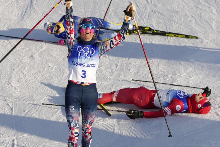 Therese Johaug dari Norwegia merayakan setelah memenangkan medali emas dalam kompetisi ski lintas alam Skiathlon 7,5 km + 7,5 km putri di Olimpiade Musim Dingin 2022, Sabtu, 5 Februari 2022, di Zhangjiakou, China.