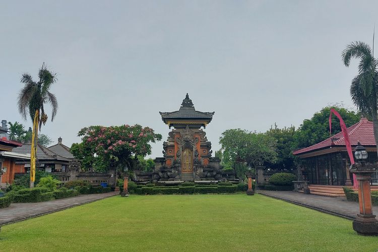 Tampak dalam ketika masuk Anjungan Bali di Taman Mini Indonesia Indah.