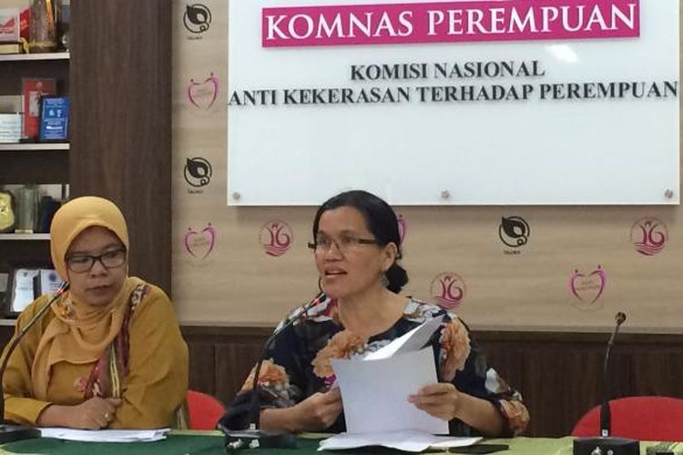Ketua Komnas Perempuan Azriana dan Ketua Gugus Kerja Perempuan dalam Konstitusi Dan Hukum Nasional Komnas Perempuan, Khariroh Ali sedang memaparkan data kebijakan diskriminatif dan kondusif di gedung Komnas Perempuan, Menteng, Jakarta Pusat, Kamis (18/8/2016)