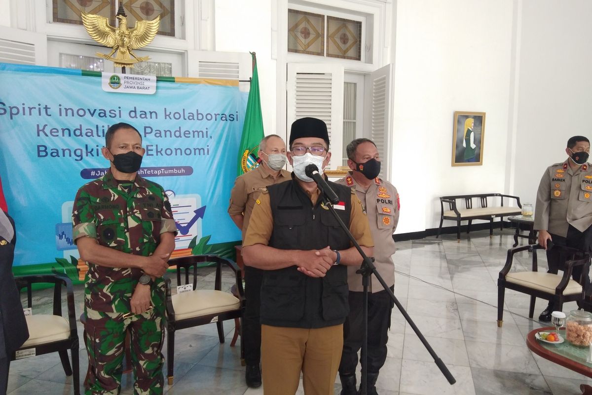 Gubernur Jawa Barat Ridwan Kamil saat menghadiri konferensi pers di Gedung Pakuan, Kota Bandung, Senin (7/2/2022).