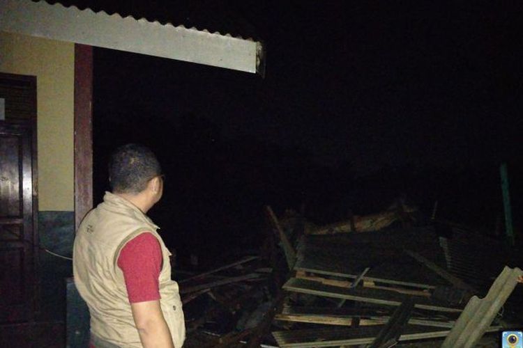 Suasana di lokasi bencana alam angin kencang di Desa Baru Ranji, Kecamatan Merbau Mataram, Kabupaten Lampung Selatan. 
