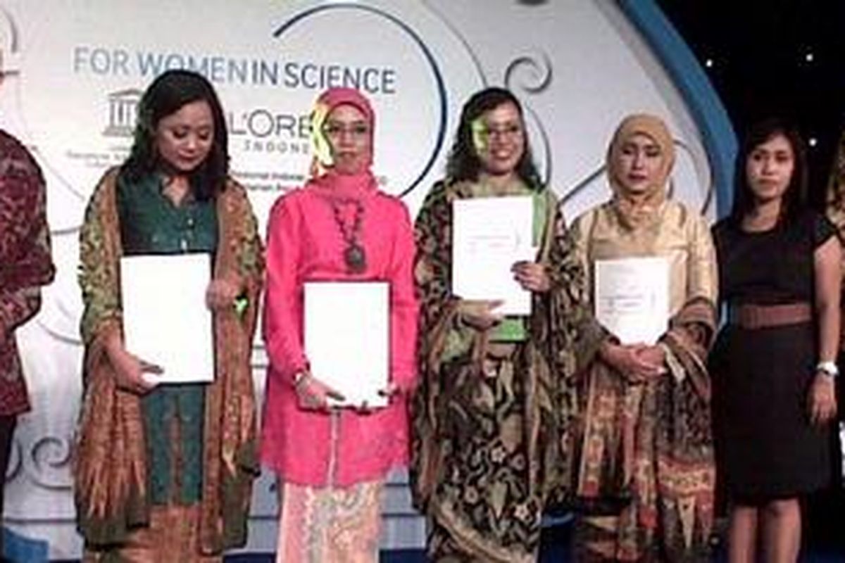 Lima perempuan peneliti yang mendapatkan penghargaan "Fellowship Women in Science 2011".