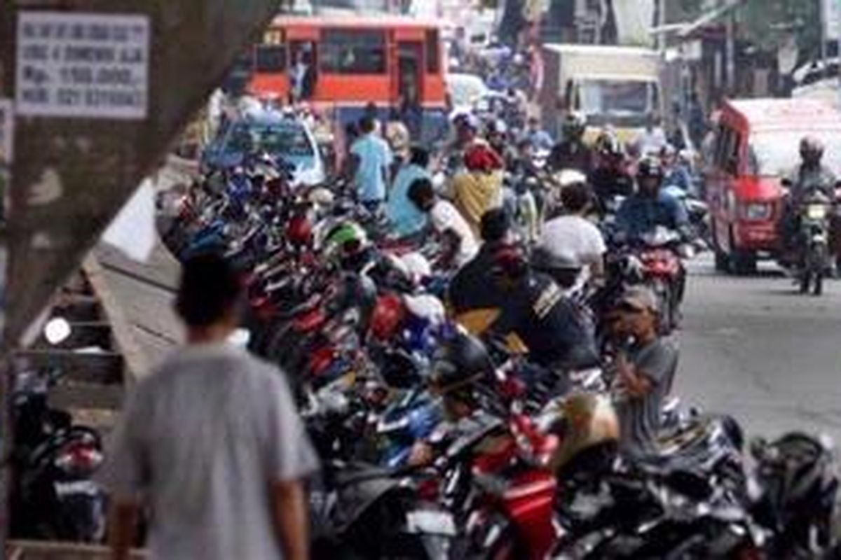 Ilustrasi: Lokasi parkir di bawah jembatan layang Roxy 