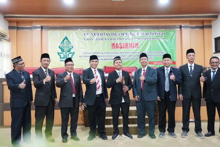 Dari Tumpukan Buku Bekas ke Gelar Doktor, Kisah Nasikhin Mantan Pemulung asal Batang