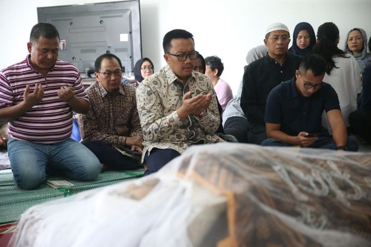 Menteri Pemuda dan Olahraga, Imam Nahrawi melayat ke rumah duka di Bintaro Jaya Sektor VII, Tangerang Selatan, Jumat (15/2/2019) siang.