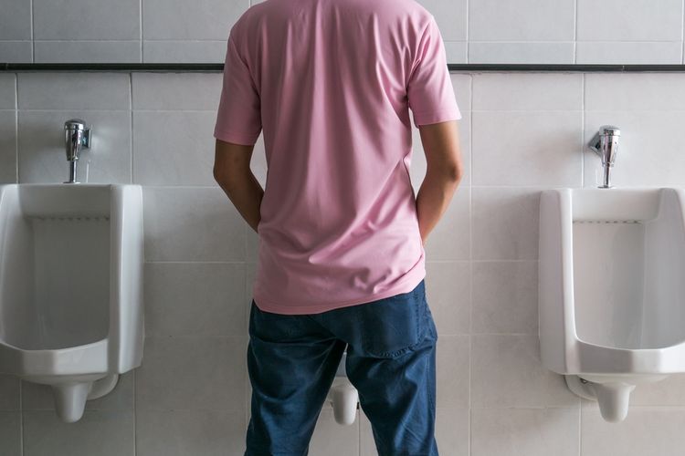Pembengkakan kelenjar prostat adalah salah satu penyebab inkontinensia urine yang membuat sulit untuk buang air kecil secara normal.