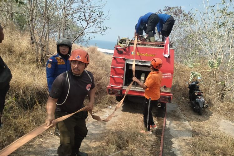 20 Hektare Hutan di Buleleng Terbakar, Pemadaman Terkendala Medan Terjal