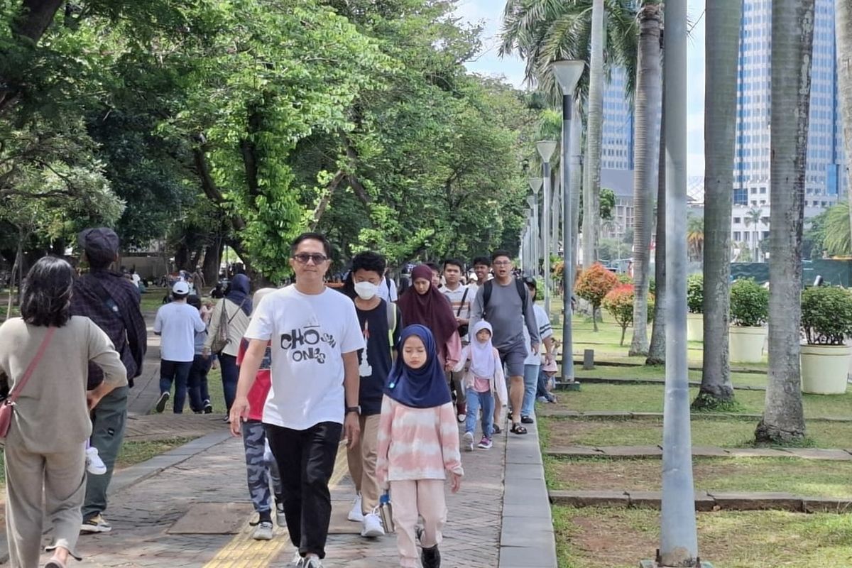 Pekan Terakhir Libur Sekolah, Monas Dipadati Pengunjung yang Bawa Anak